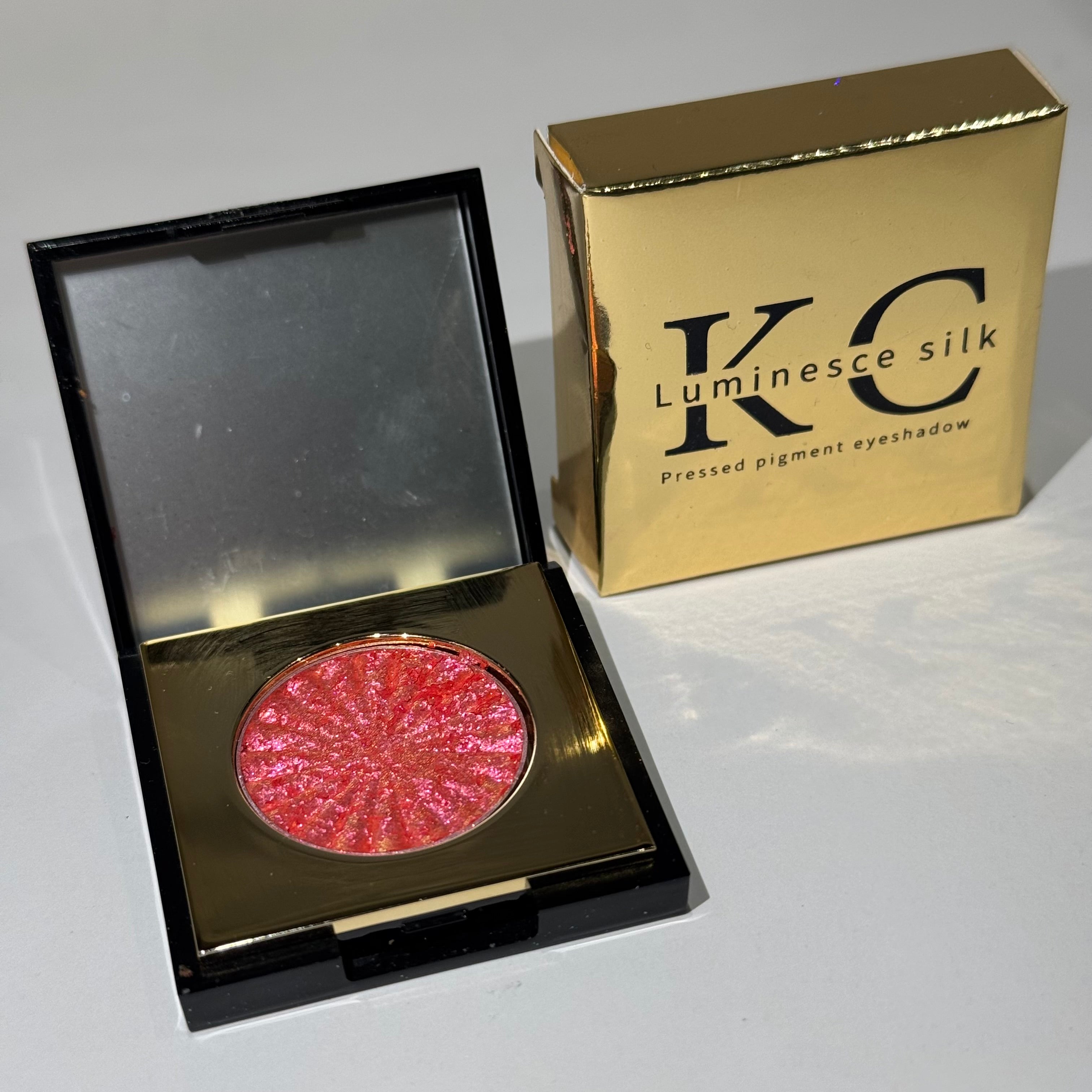 Luminesce silk pressed pigment eyeshadow - Bubblegum