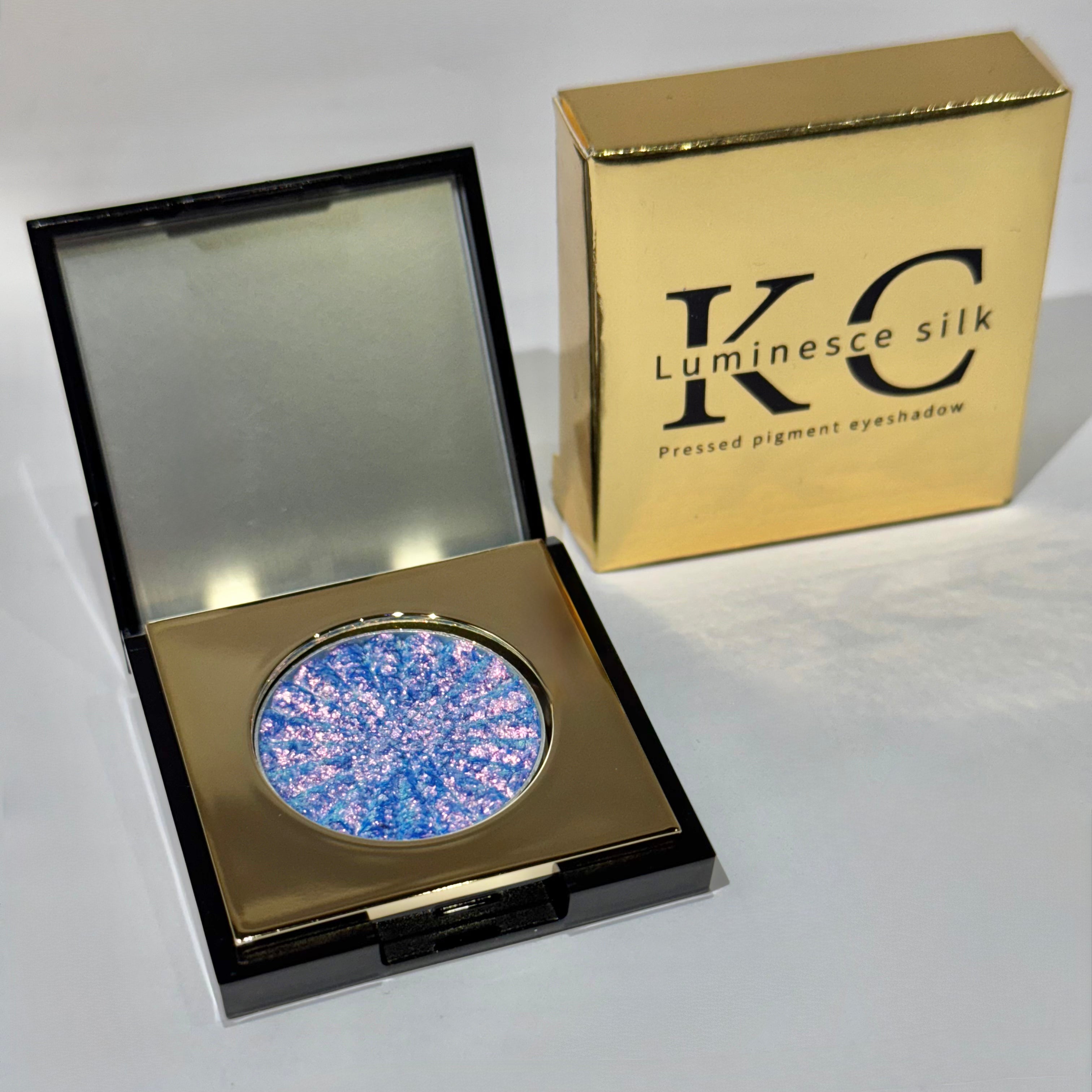 Multichrome blue pink eyeshadow