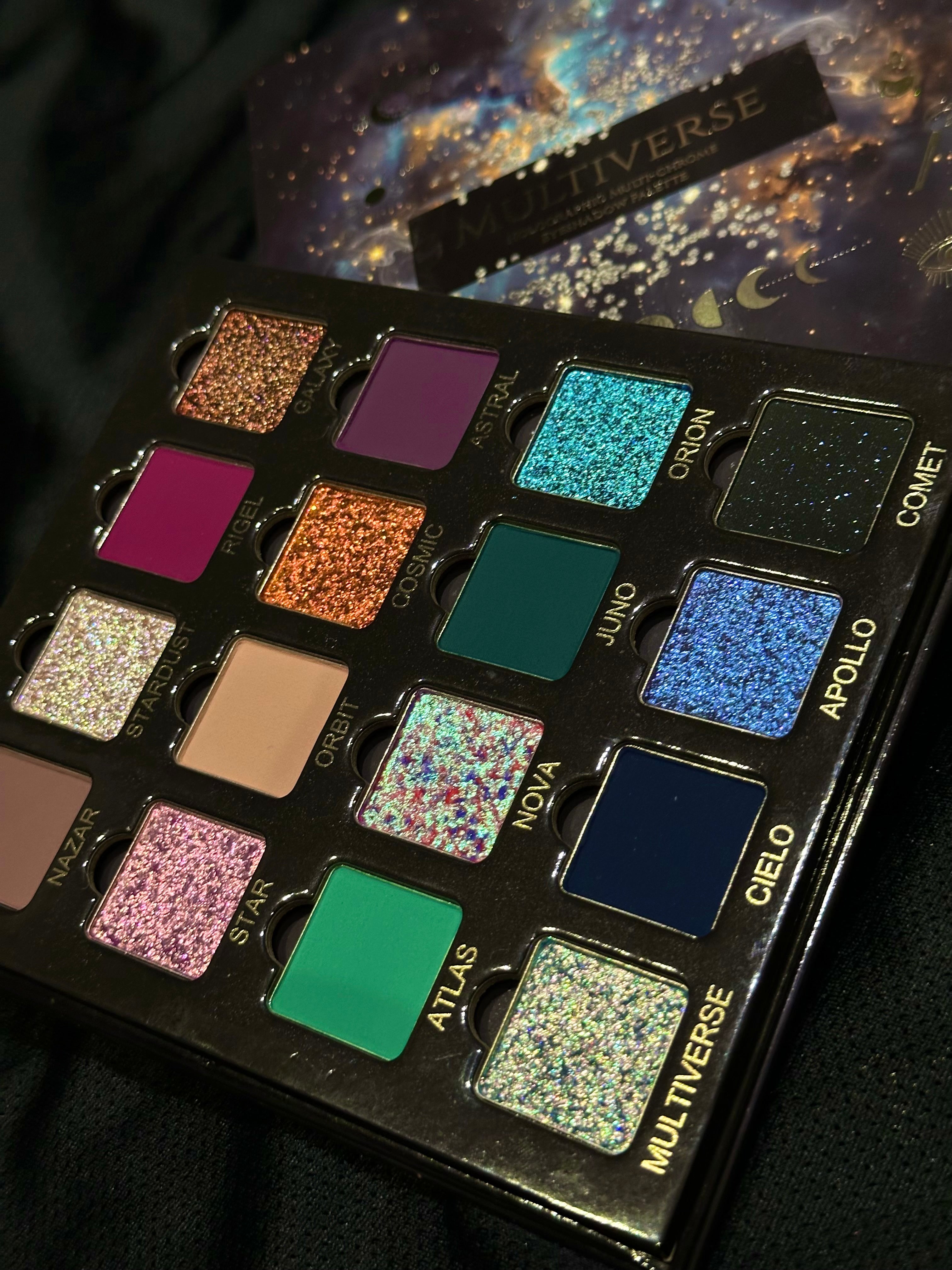 Multiverse Multichrome Holographic Magnetic Eyeshadow Palette