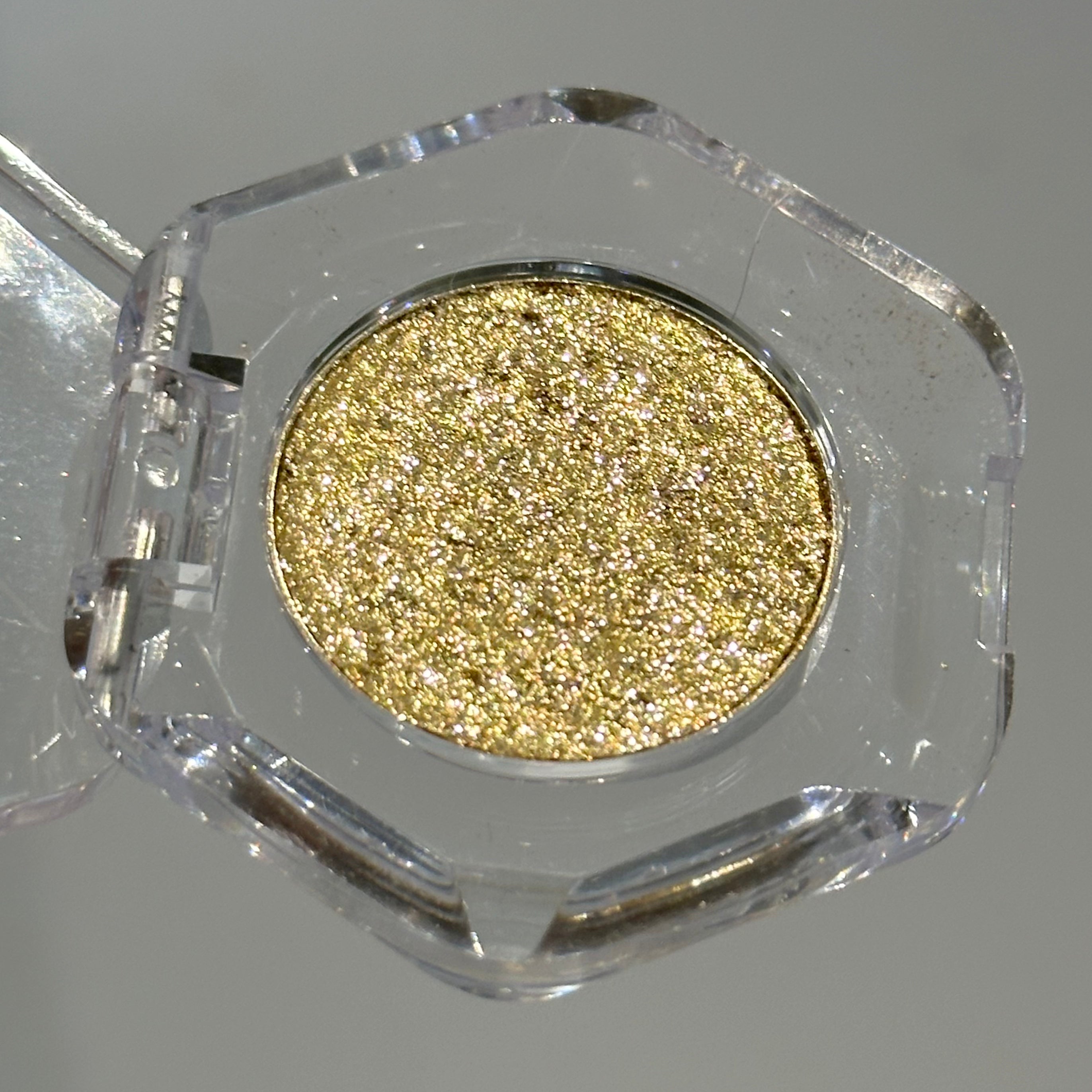 Gold pressed pigment eyeshadow 