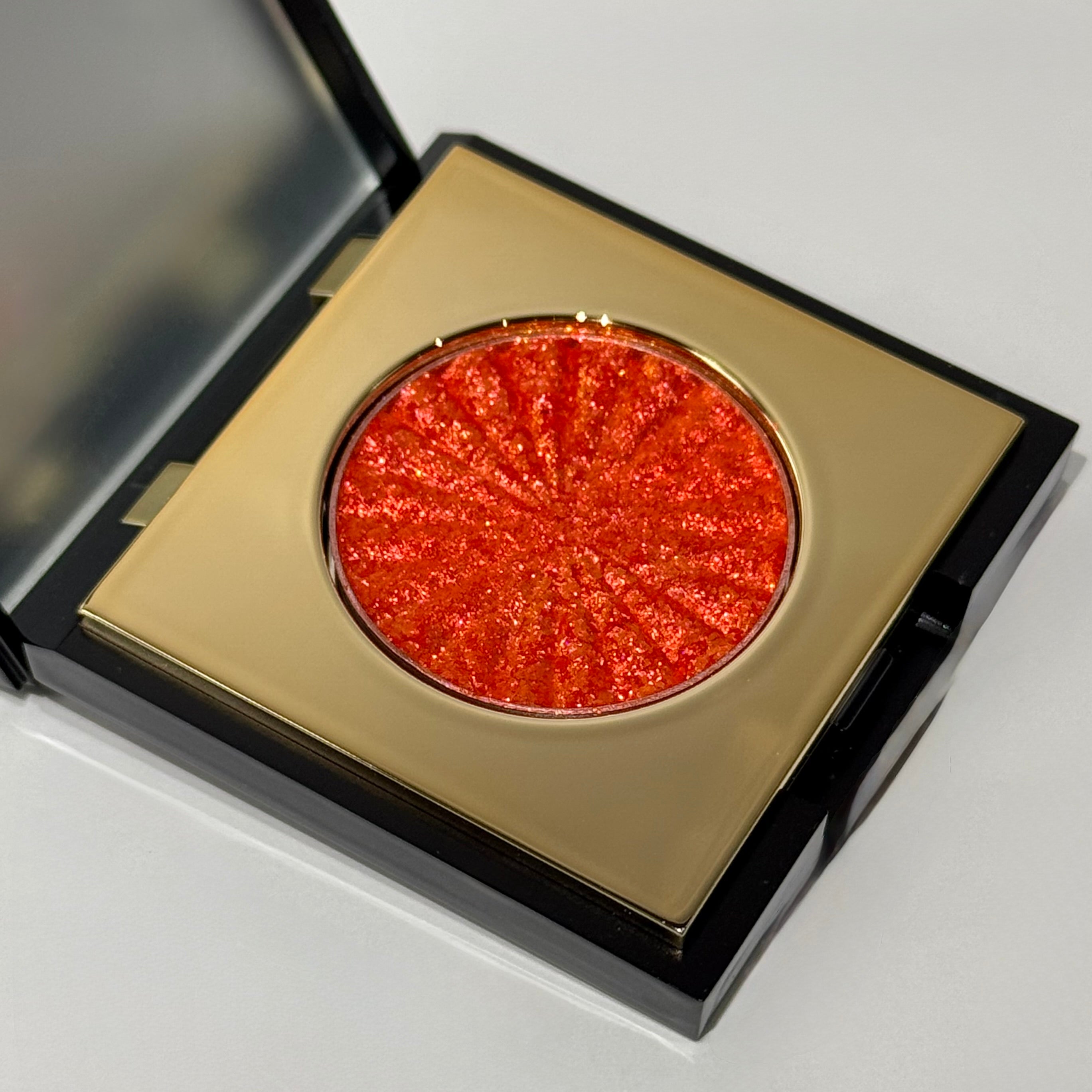 Luminesce silk pressed pigment eyeshadow - Divergent