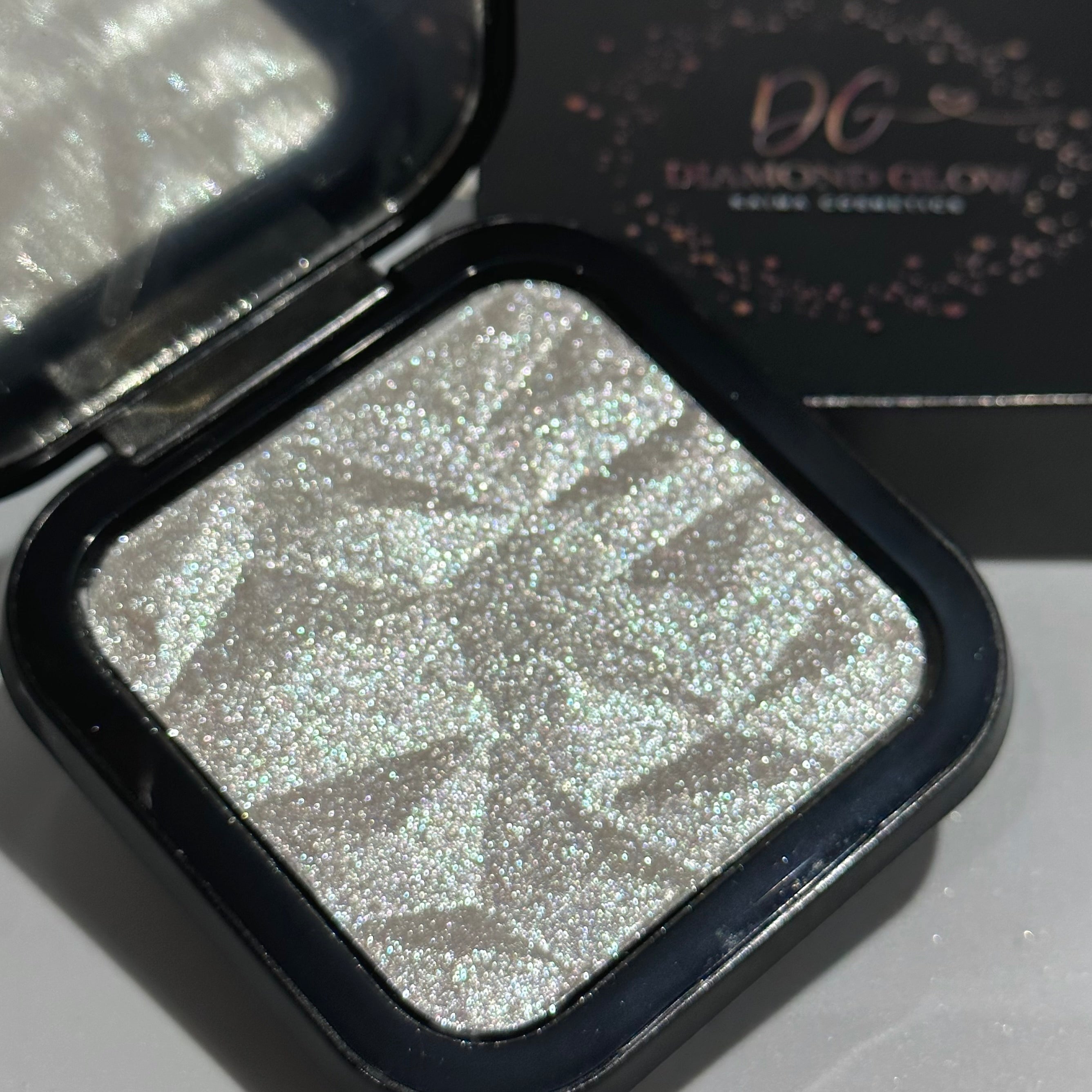 diamond highlighter beige shimmer