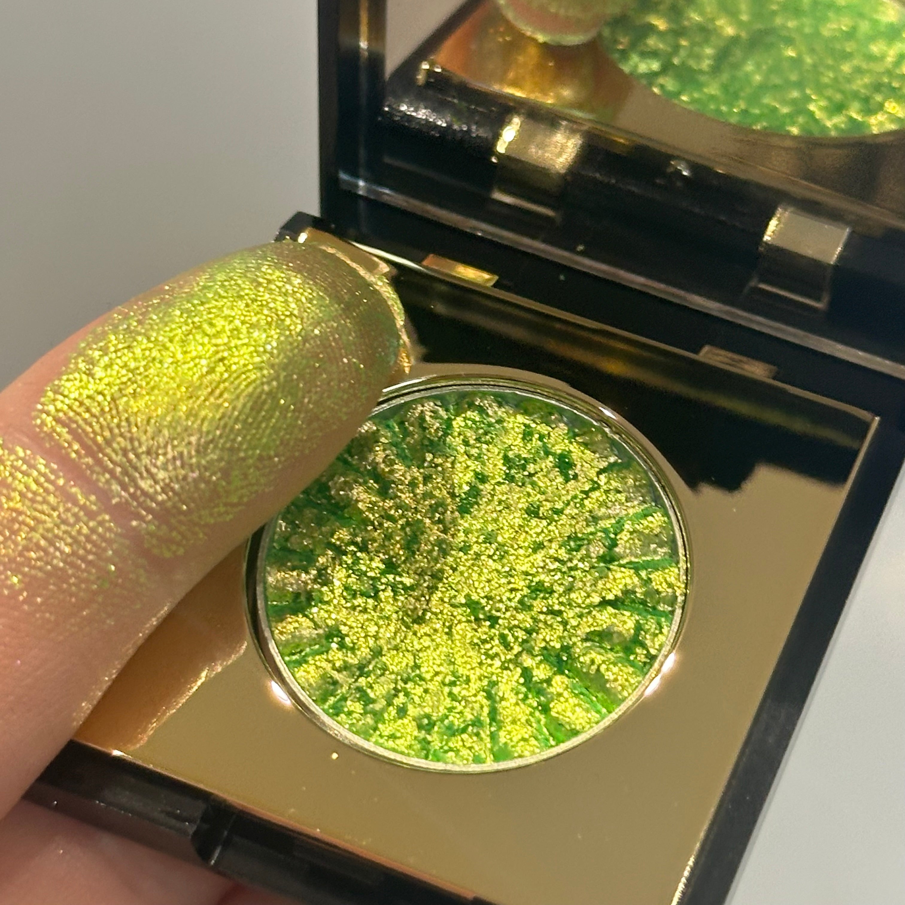 Luminesce silk pressed pigment eyeshadow - Snake bite