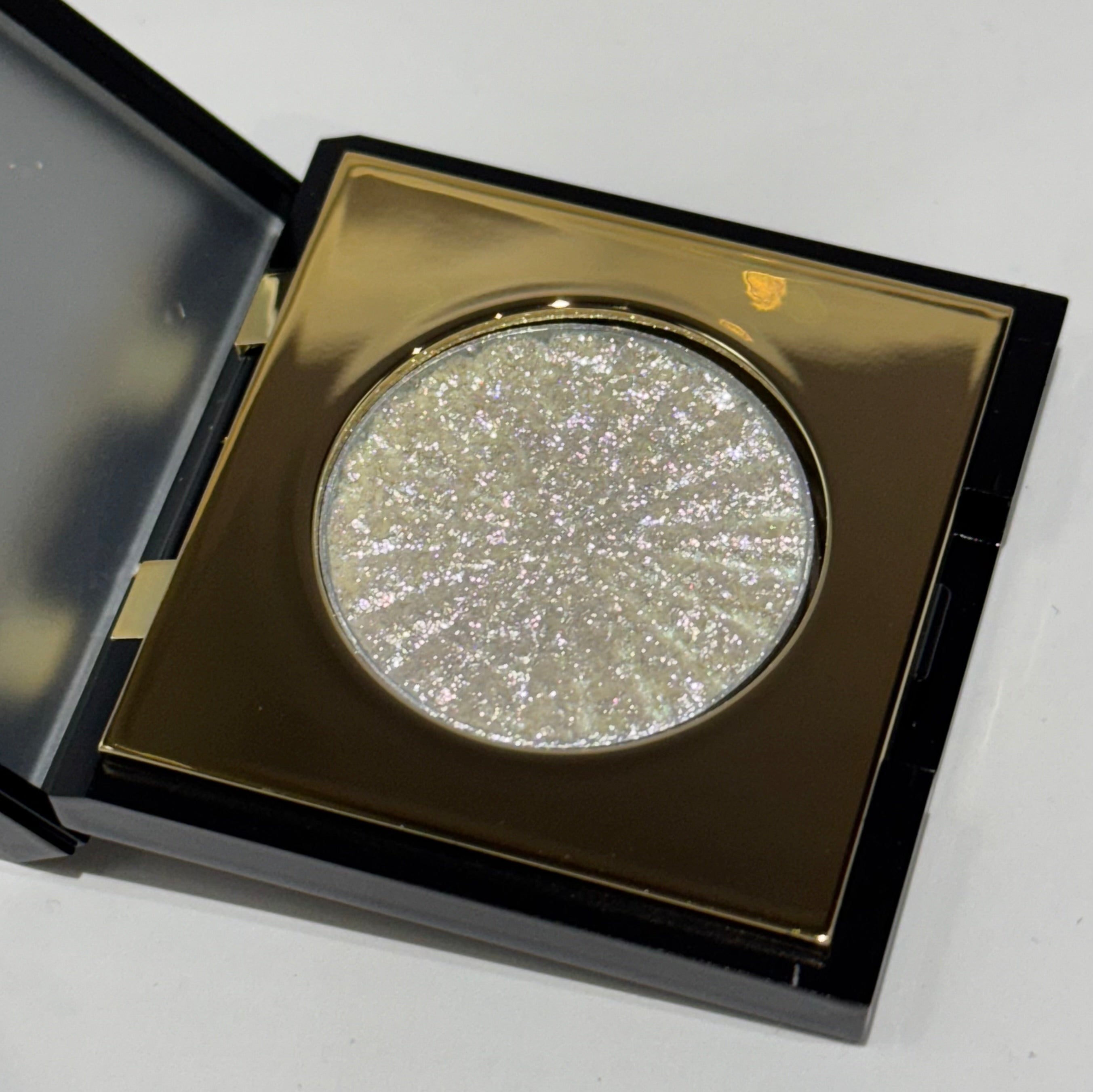 Luminesce silk pressed pigment eyeshadow - Snowflake