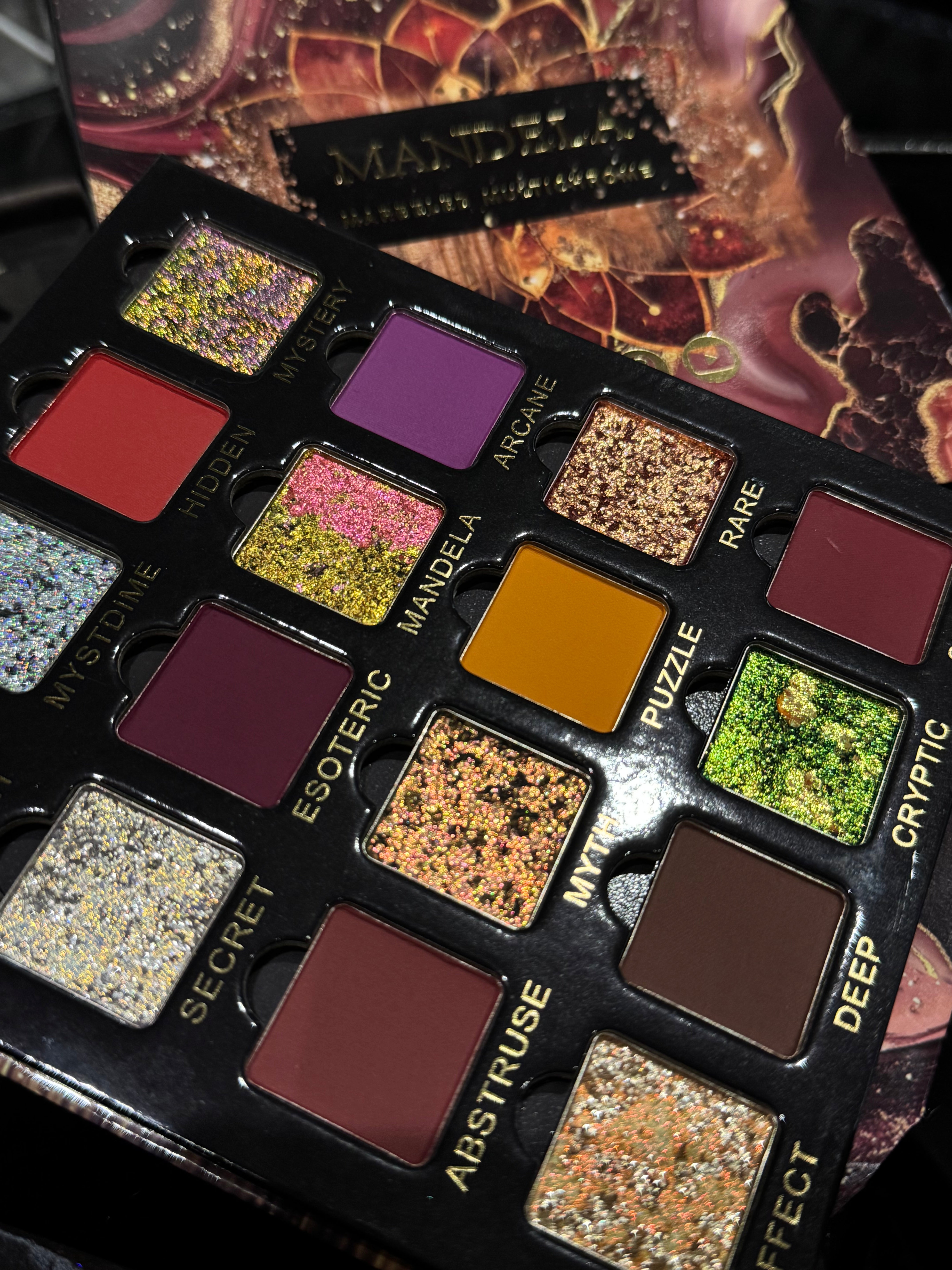 Mandela Marbled Multichrome Magnetic Eyeshadow Palette
