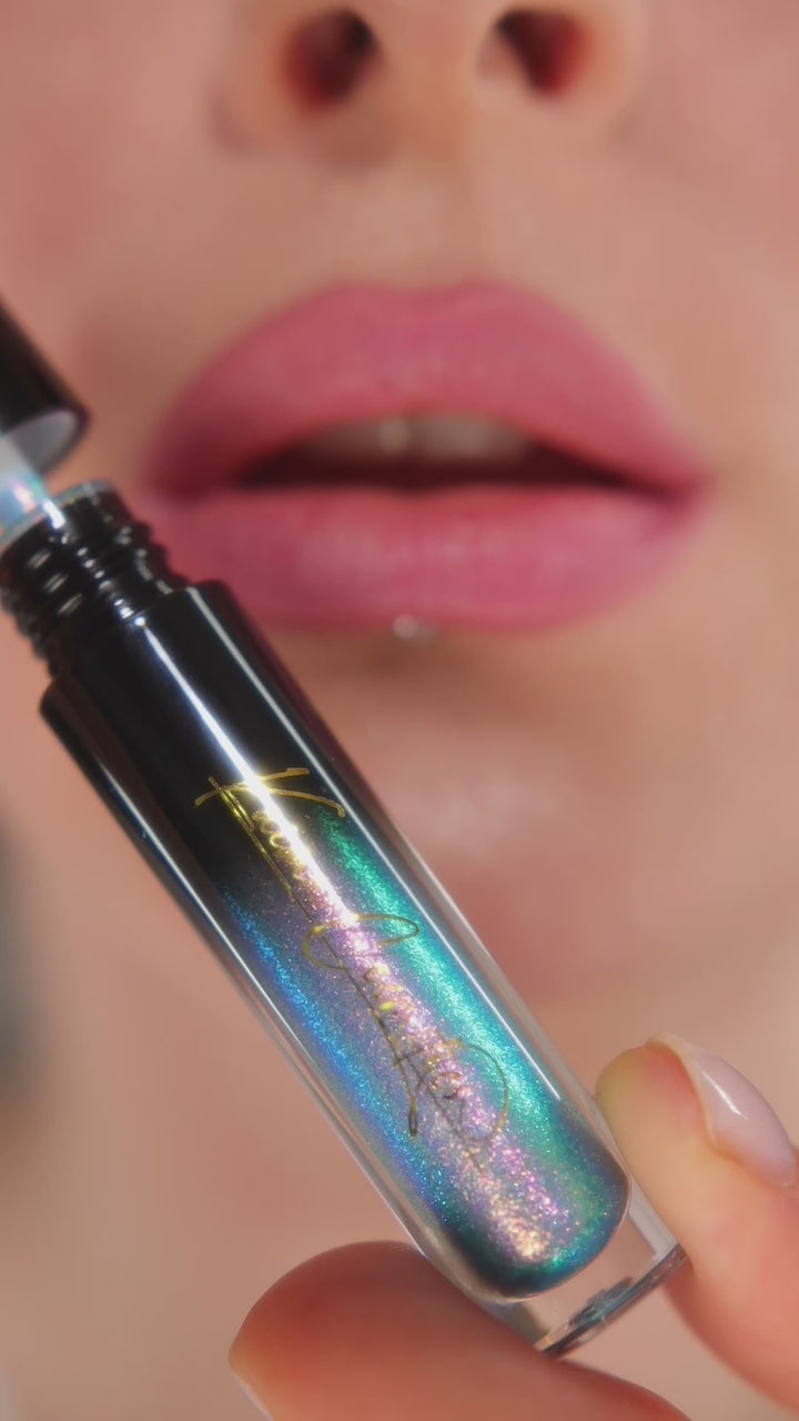 Multichrome glitter lipgloss application 